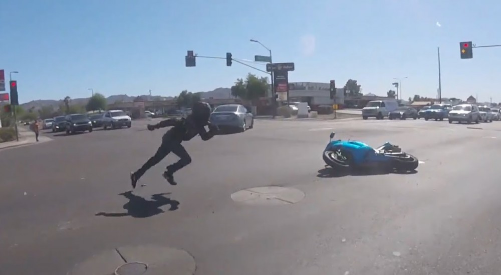 Полицейский схватил мотоциклиста, упавшего в итоге (видео)