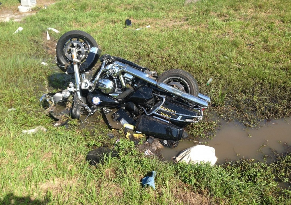 Мотоциклист восемь дней пролежал под мотоциклом в канаве