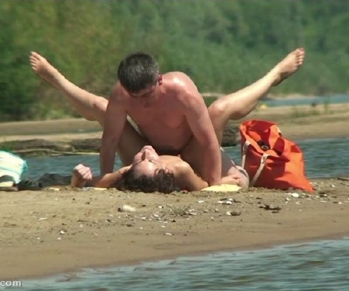 Мужик на пляже трахает молодую девку
