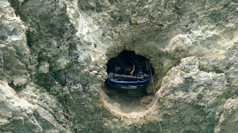 Как в Крыму "спасали" упавшую с обрыва на скалы машину [фото, видео]