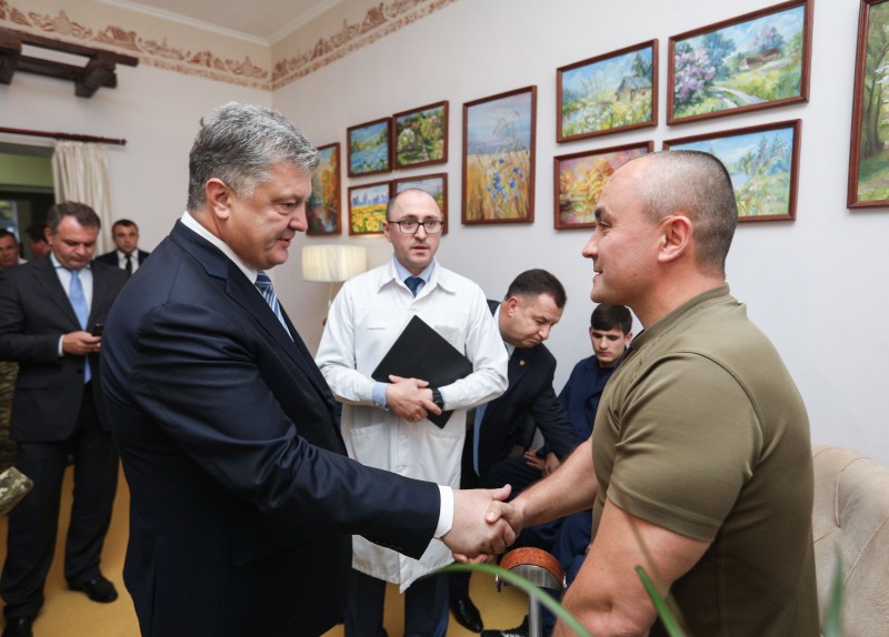 Президент на Львівщині ознайомився з роботою Військово-медичного клінічного центру Західного регіону